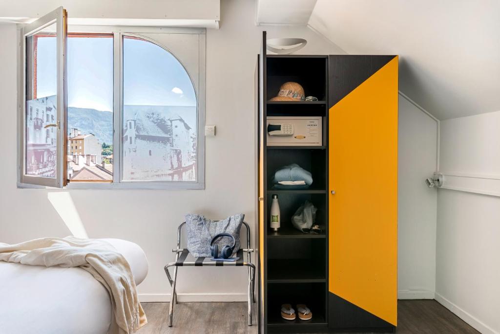 Postel nebo postele na pokoji v ubytování ibis Styles Annecy Centre Gare