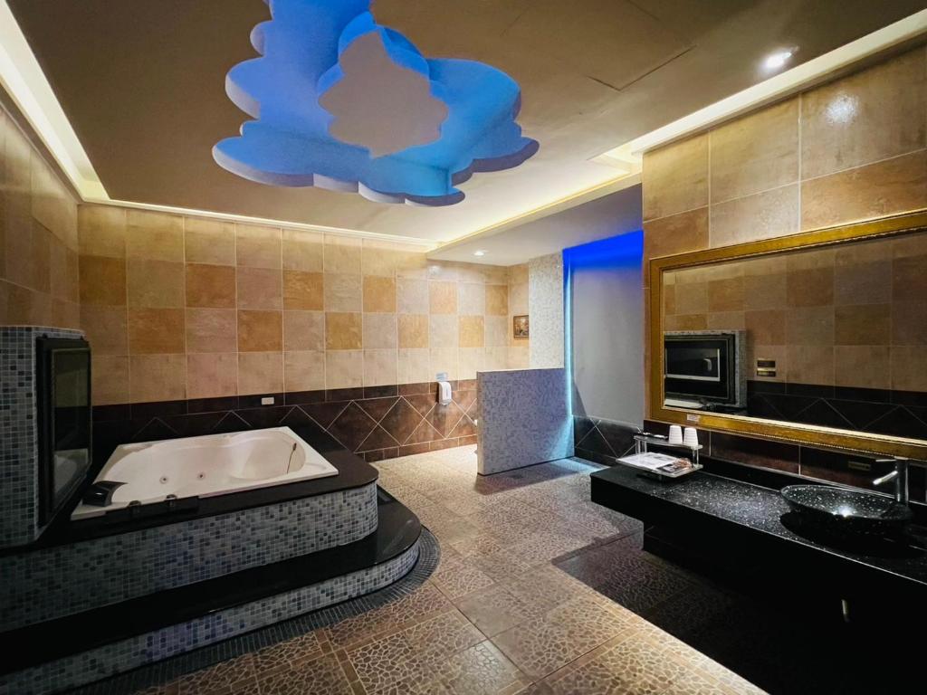 Postel nebo postele na pokoji v ubytování Wei Feng Exquisite Motel Pintung Branch