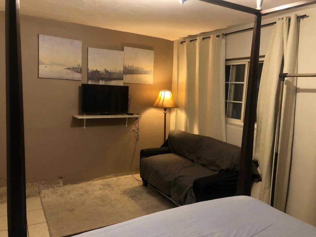 Postel nebo postele na pokoji v ubytování Habitación mediana en casa grande