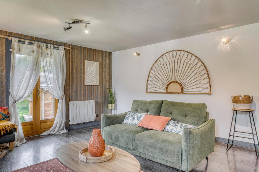 un salon avec un canapé vert et une table dans l'établissement Appartement Chez Albert situé 25KM Chamonix, à Saint-Gervais-les-Bains