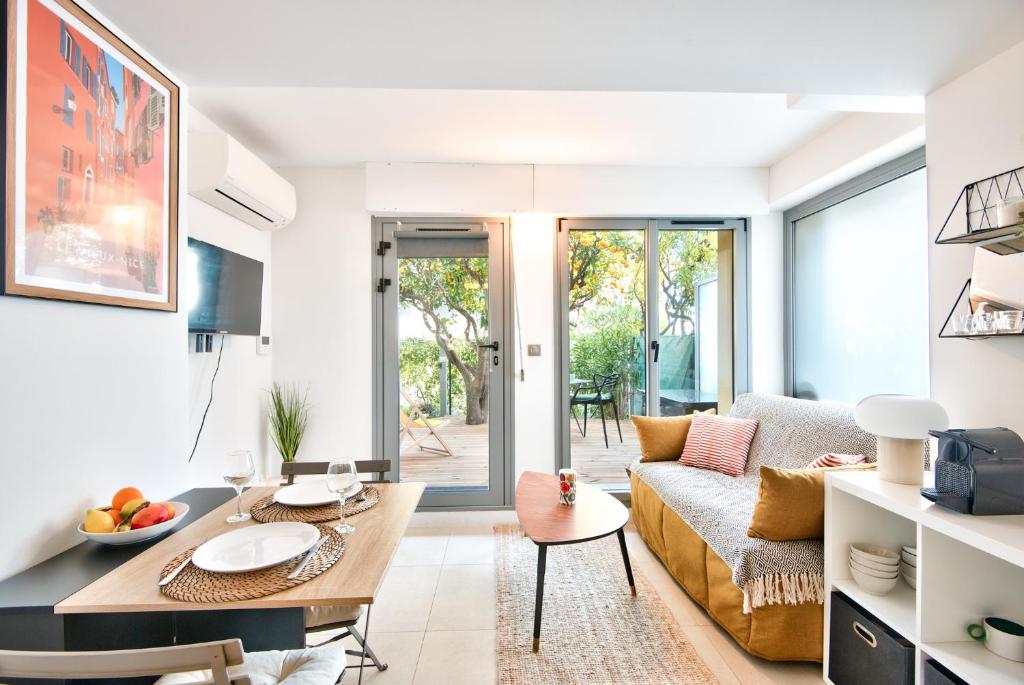 un salon avec un canapé et une table dans l'établissement Studio avec grande terrasse YourHostHelper, à Villefranche-sur-Mer