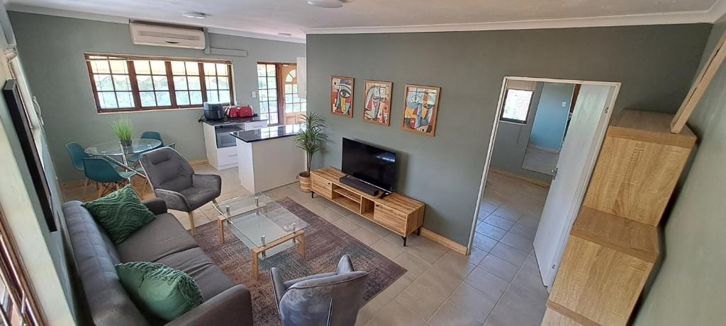 Et tv og/eller underholdning på Chic Flat with Stunning Views