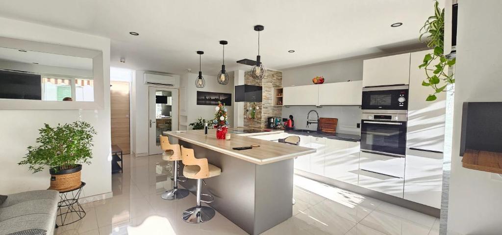 eine Küche mit einer Insel in der Mitte eines Raumes in der Unterkunft Appartement moderne à Nice, 50 m² avec balcon in Nizza