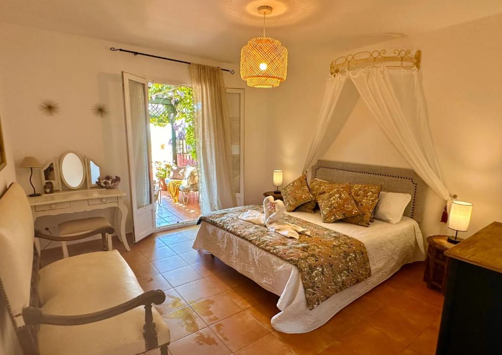 SantʼAntoninoにあるVilla Catalinaのベッドと机と窓のある寝室