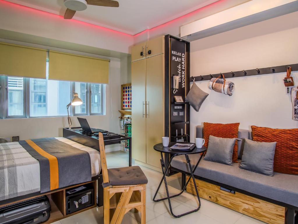 Postel nebo postele na pokoji v ubytování Relaxing Apt Bgc Business Ready with 84inch Cinema