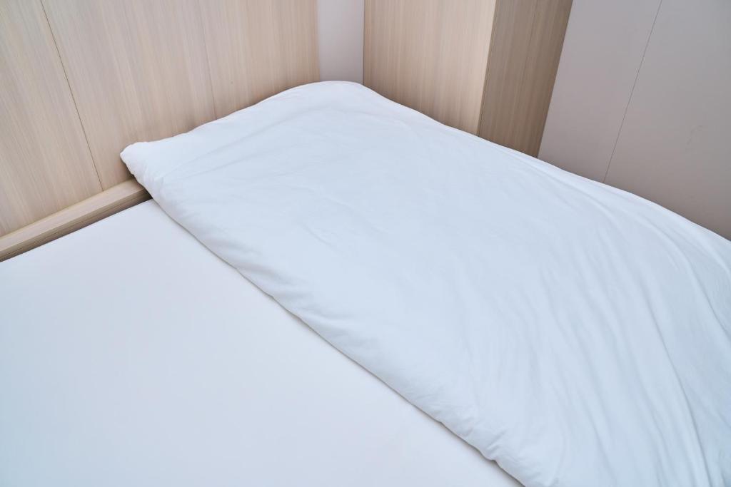 Postel nebo postele na pokoji v ubytování 香港智能居家旅館雙人入住首選
