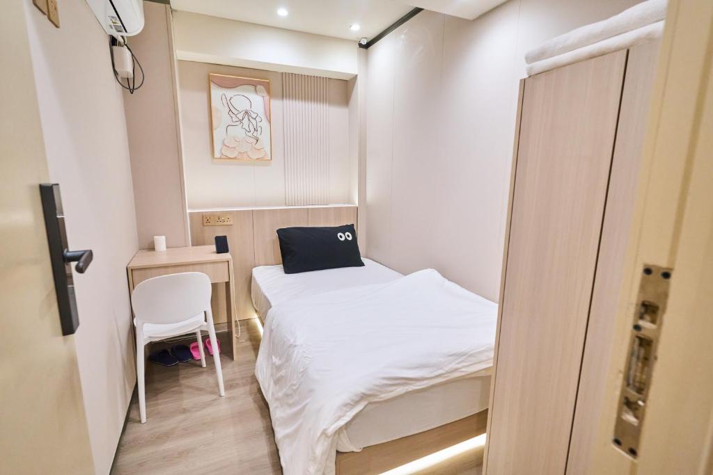 Postel nebo postele na pokoji v ubytování 香港智能居家旅館雙人入住首選