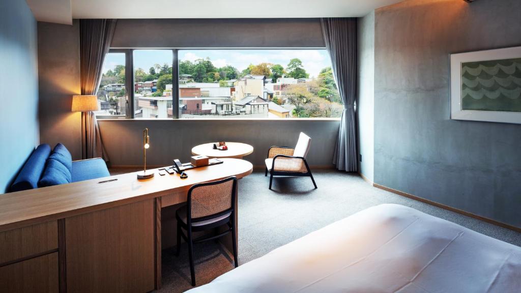 Postel nebo postele na pokoji v ubytování HOTEL AO Kanazawa