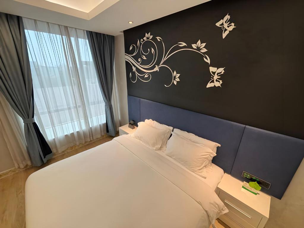 Postel nebo postele na pokoji v ubytování 云鹰加州酒店