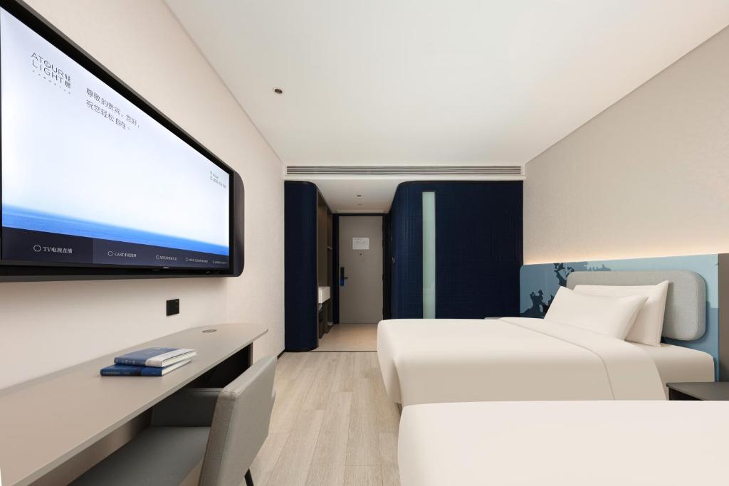 TV a/nebo společenská místnost v ubytování Atour Hotel Wuhan Hubei University Xudong