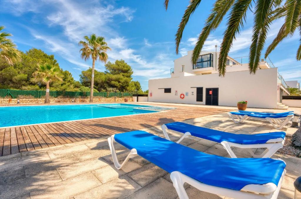 Son Carrió 8 في Son Carrio: فيلا بمسبح و كرسيين ازرق