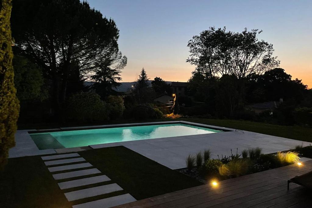 une piscine au milieu d'une cour dans l'établissement Villa Birdie - Belle maison avec piscine, à Cailloux-sur-Fontaines