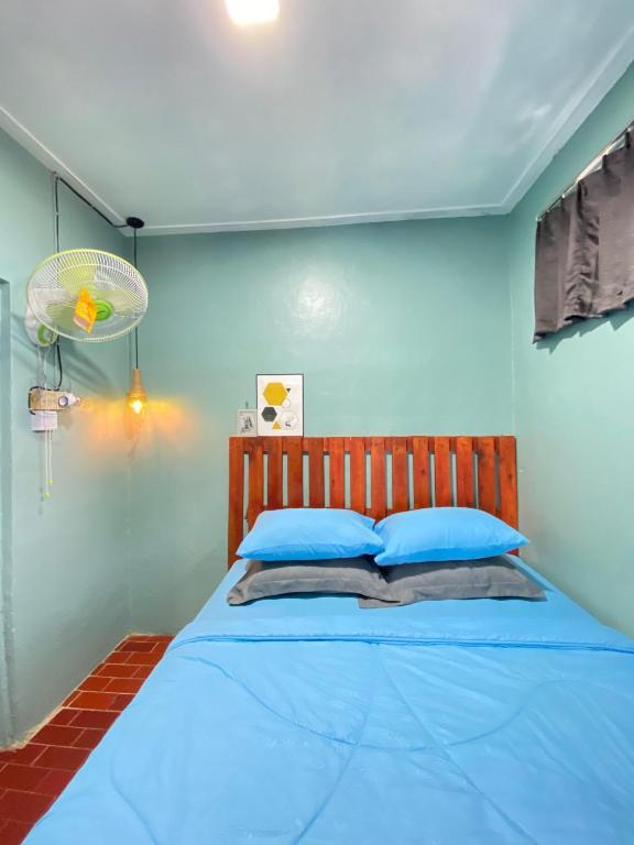 Postel nebo postele na pokoji v ubytování Evergreen Lodge