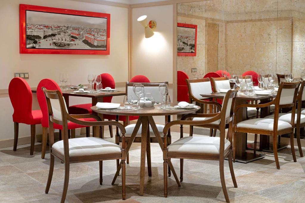 A seating area at NH Collection Madrid Paseo del Prado
