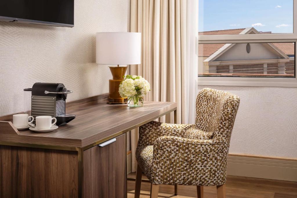 A television and/or entertainment centre at NH Collection Madrid Paseo del Prado