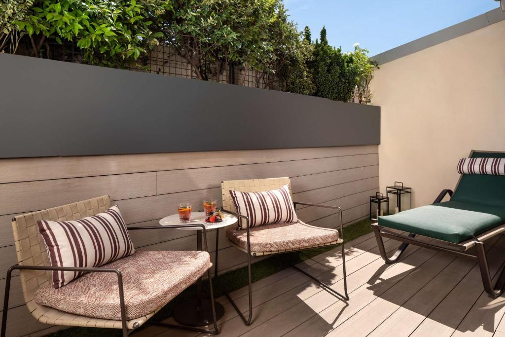 A seating area at NH Collection Madrid Paseo del Prado
