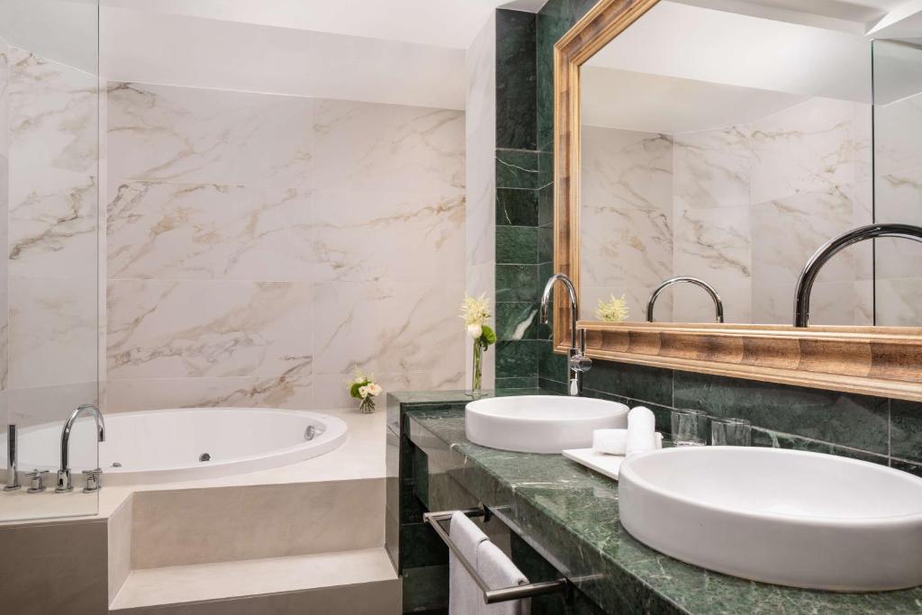 A bathroom at NH Collection Madrid Paseo del Prado