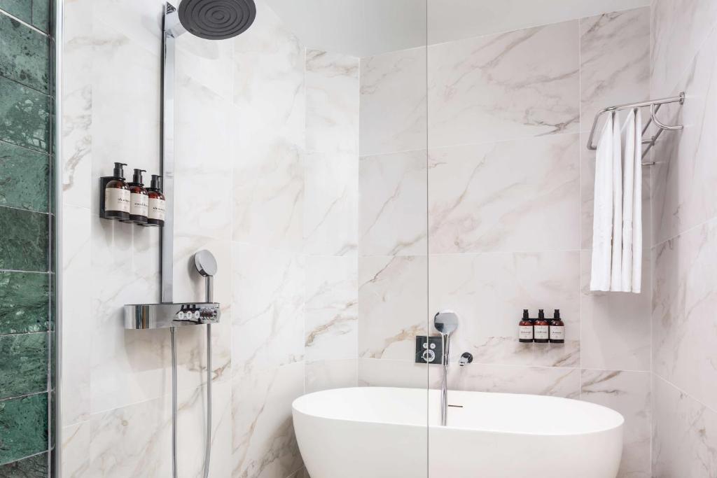 A bathroom at NH Collection Madrid Paseo del Prado