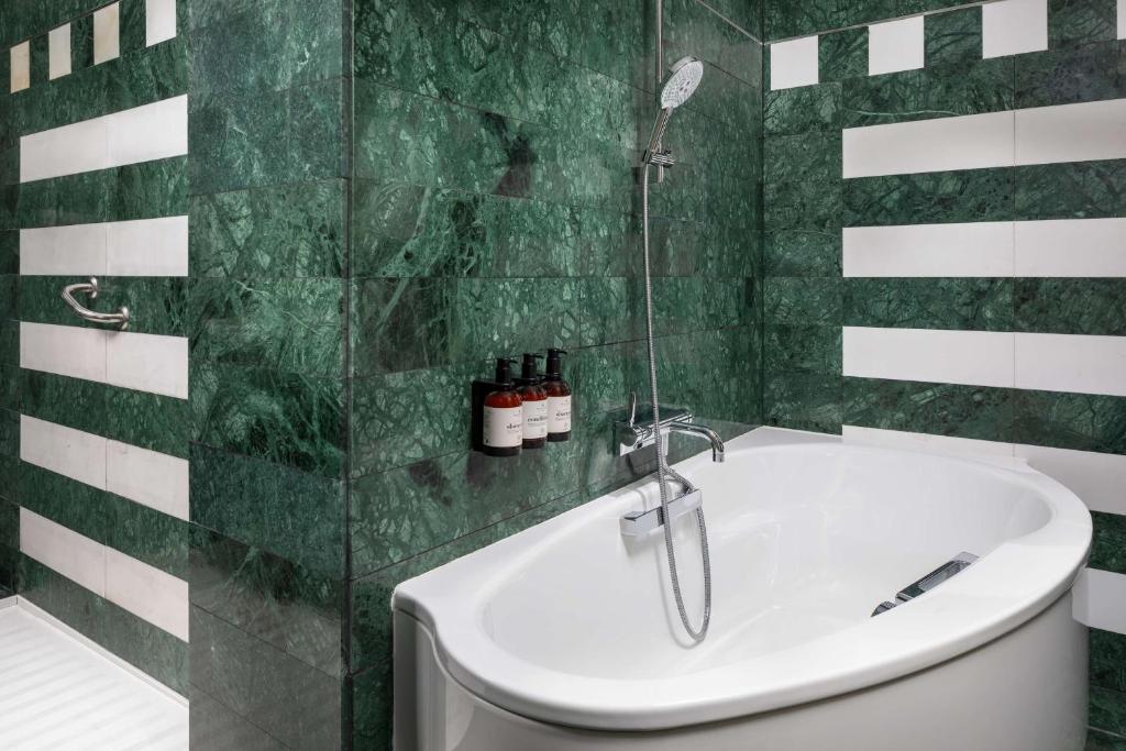 A bathroom at NH Collection Madrid Paseo del Prado
