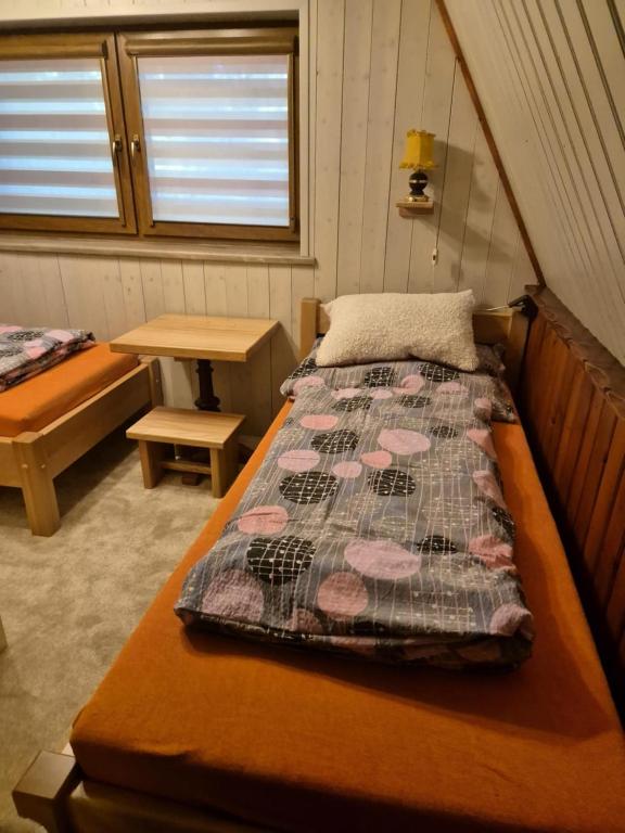 Postel nebo postele na pokoji v ubytování Chata u lesa