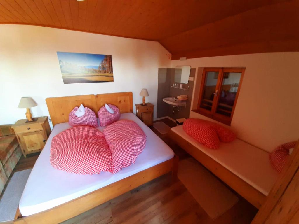 Postel nebo postele na pokoji v ubytování Gasthof Schmiederalm