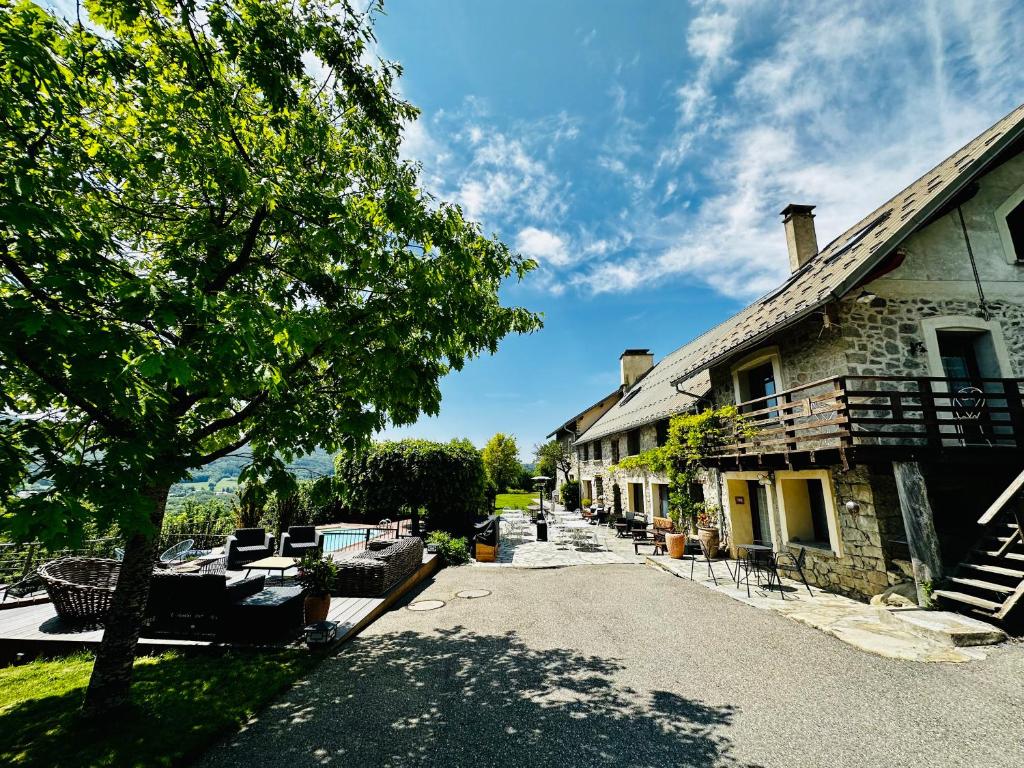 an empty street in front of a building at Chambre d'Hôtes La Grange des Ecrins in Chabottes