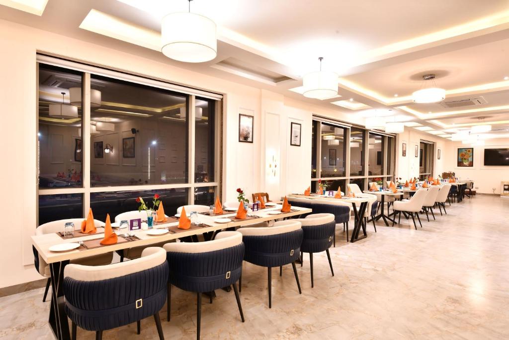 Restoran või mõni muu söögikoht majutusasutuses Click Collection Grand Gateway Varanasi