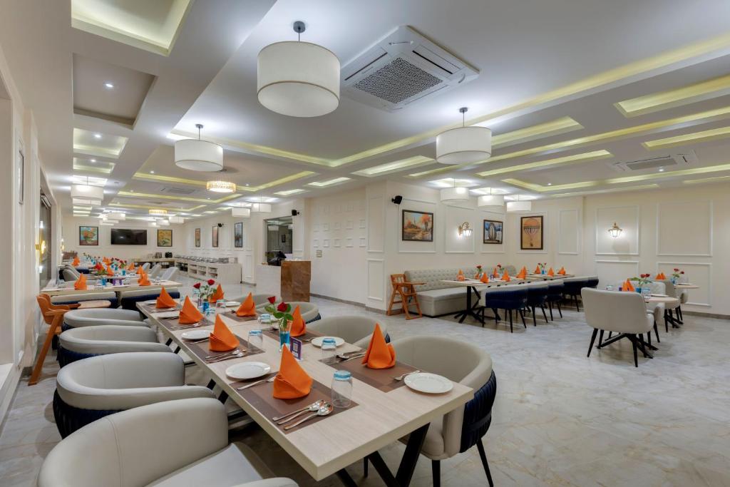 Restoran või mõni muu söögikoht majutusasutuses Click Collection Grand Gateway Varanasi