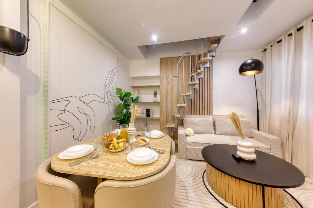 une salle à manger avec une table et un canapé dans l'établissement Charmant T2 proche Paris, à Bagnolet