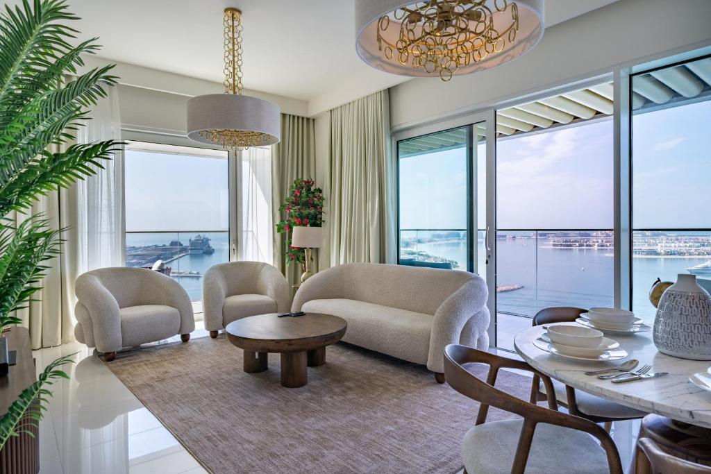 Homes Beyond l Elegant 2BR with Wide Sea Views