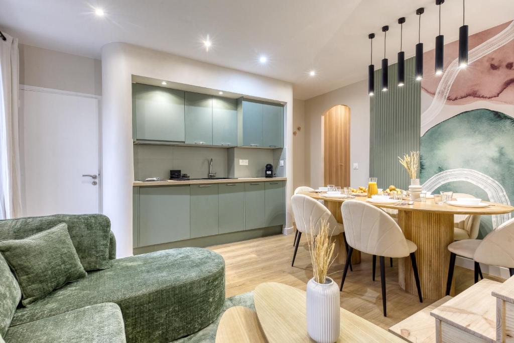 Il comprend un salon et une cuisine avec une table et un canapé. dans l'établissement Appartement moderne proche Paris, à Bagnolet
