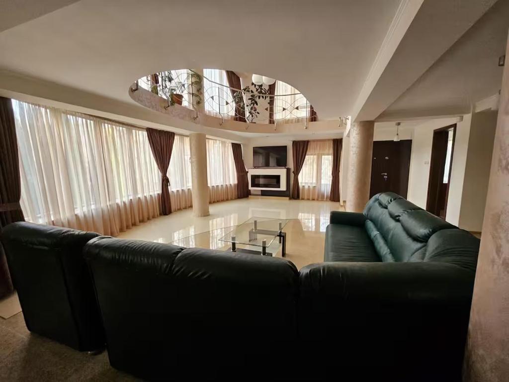 Χώρος καθιστικού στο Elegant Private Villa with 3 Bedrooms, Office, and shared courtyard, Perfect for 8 Guests