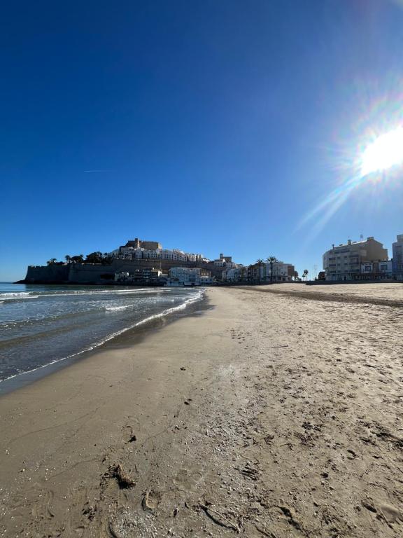 a view of the beach from the shoreline at El Balcón de Peñiscola in Peñíscola