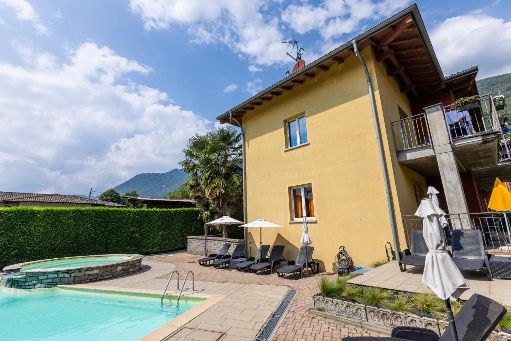 Bazén v ubytování Spluga "Relax & Apartaments" by Alfio Colombo nebo v jeho okolí