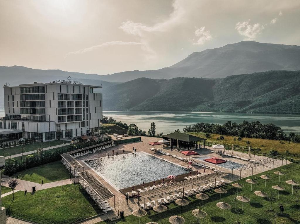 ein Hotel mit einem großen Pool neben einem Berg in der Unterkunft Hotel Lakeside in Vrbnica