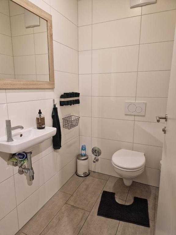 un bagno con un water e un lavandino di Altmünster mit Traunsteinblick ad Altmünster