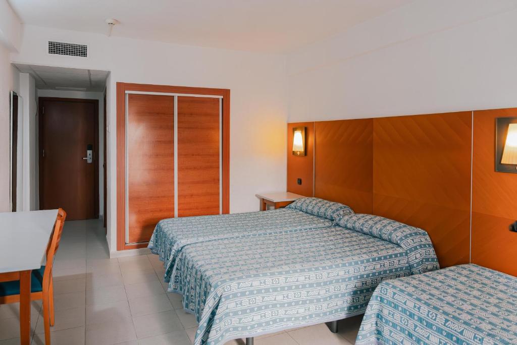 
Budget Family Room (1)
