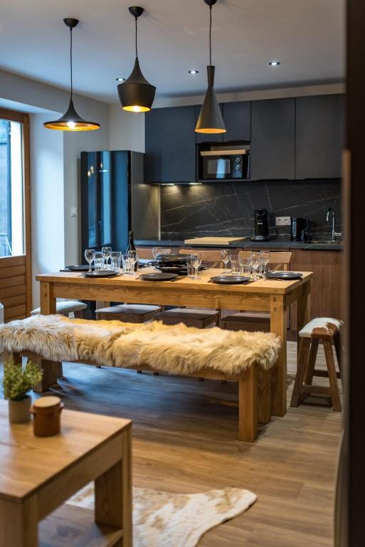 une grande cuisine avec des tables et des bancs en bois dans l'établissement Cozy 6 to 8 People in Orelle Direct Val Thorens, à Orelle