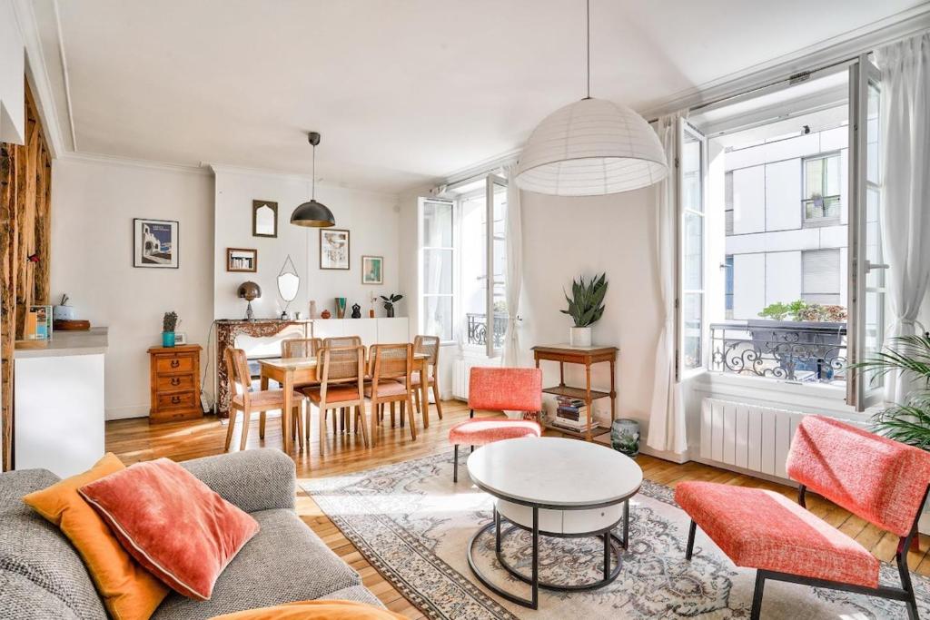 un salon avec un canapé et une table dans l'établissement Spacieux appart vue Montmartre, à Paris