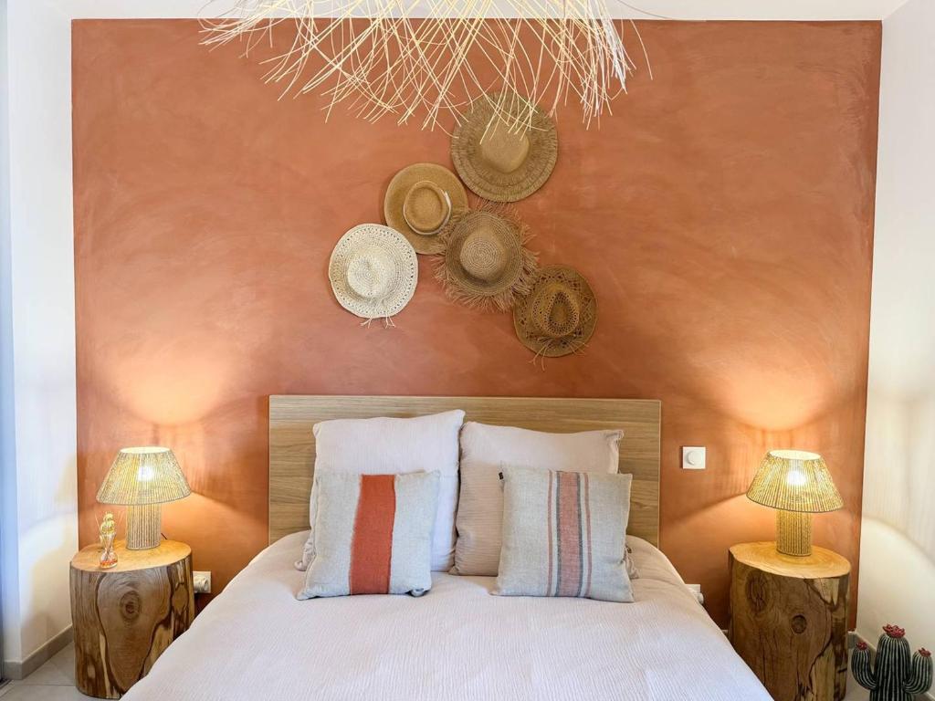 1 dormitorio con 1 cama con 2 lámparas y 2 almohadas en Nouveauté ! Bel'Orizonte T - Deux Chambres proche mer, en Propriano
