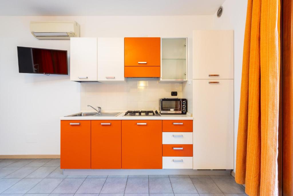 Kuchyň nebo kuchyňský kout v ubytování Spluga "Relax & Apartaments" by Alfio Colombo