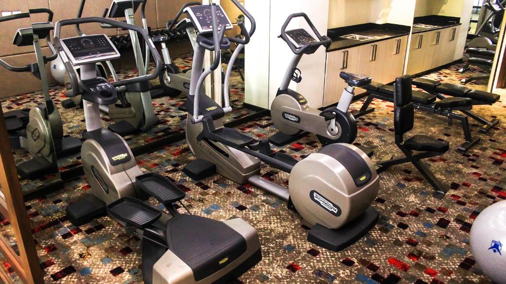 Fitness centrum a/nebo fitness zařízení v ubytování Brentwood Suites
