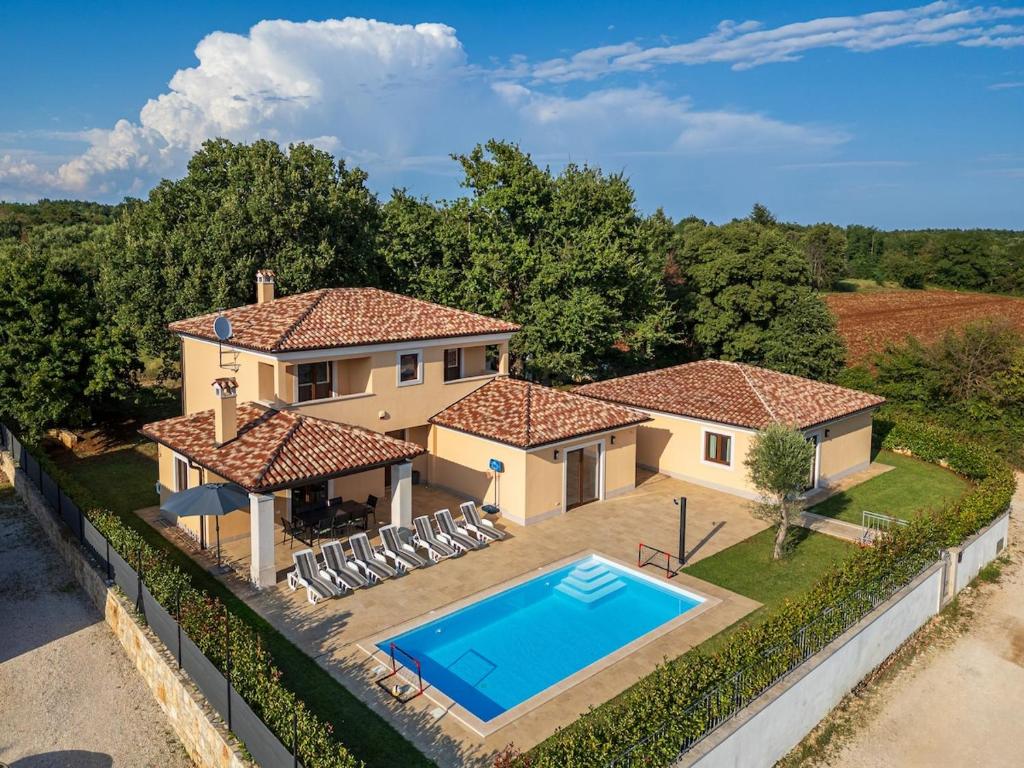 an aerial view of a house with a swimming pool at Villa RE by Istrialux in Svetvinčenat