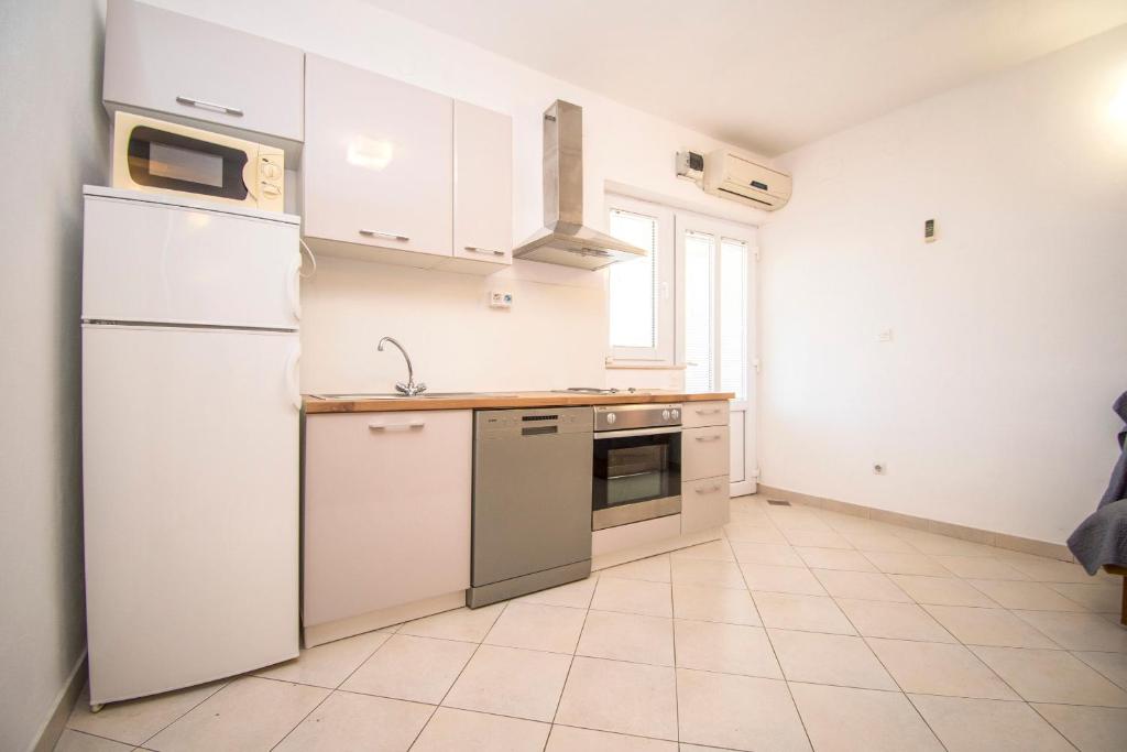 Kuchyňa alebo kuchynka v ubytovaní Apartment Ivo