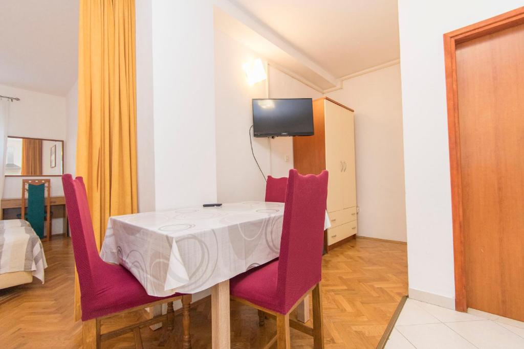 Televízia a/alebo spoločenská miestnosť v ubytovaní Apartment Ivo