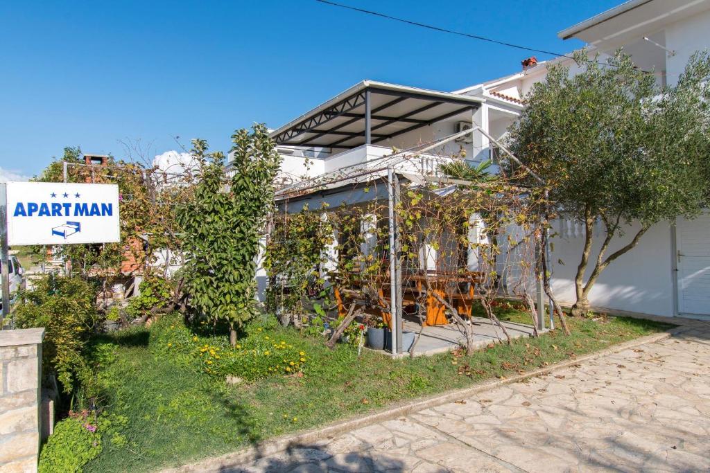 Vonkajšia záhrada v ubytovaní Apartment Ivo