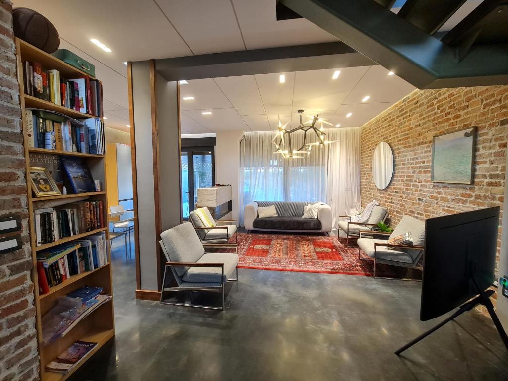 a living room with a couch and chairs and a tv at Lavender Beach House in Draç