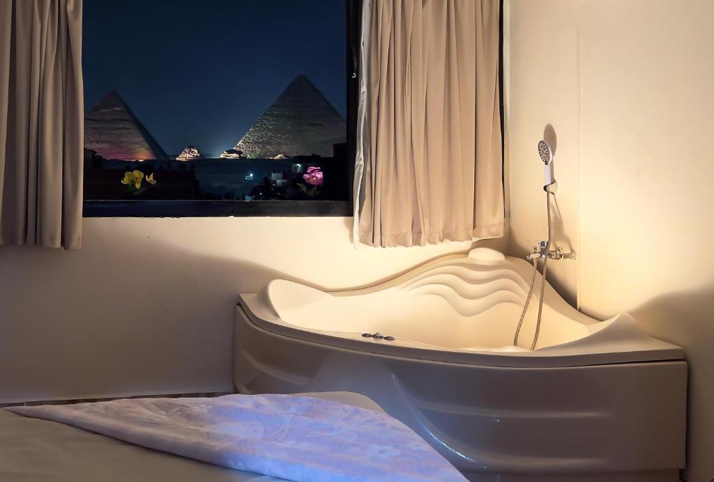 Luxury jacuzzi & pyramids view - Junior Suite Con Mountain View