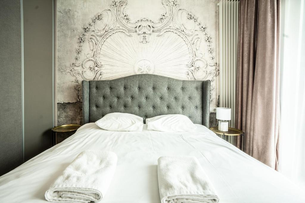 sypialnia z łóżkiem i dwoma ręcznikami na nim w obiekcie VipWarsawApartments Amber Mennica Residence w Warszawie