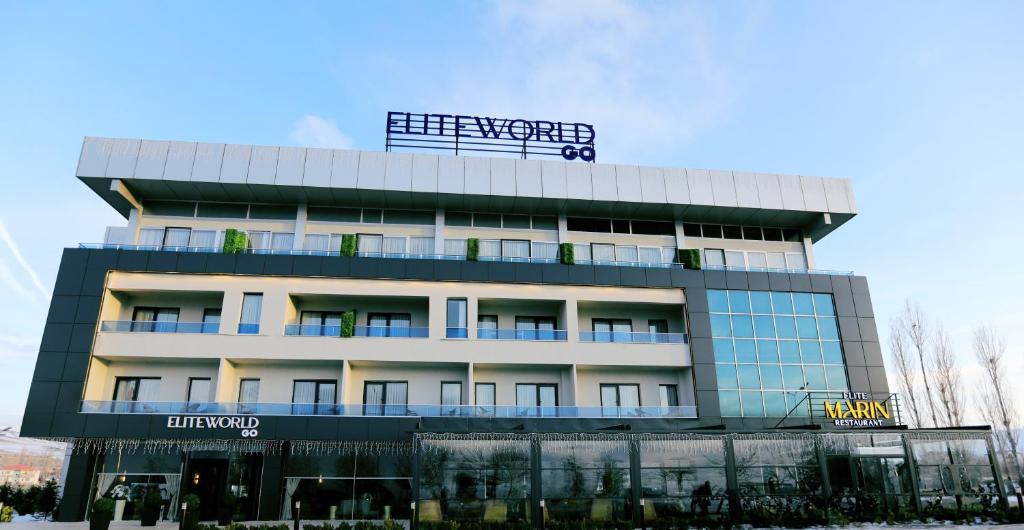 Un edificio con un cartel encima en Elite World GO Van Edremit, en Van